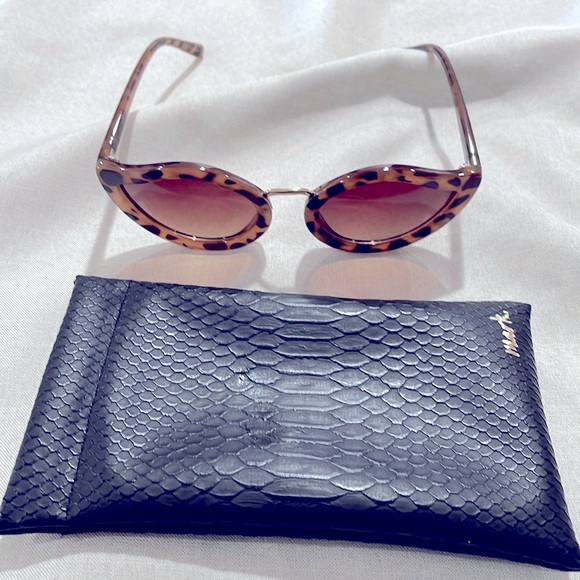 Mark by Avon Unusual Animal Print Cat Eye Women's Sunglasses and Pouch - Picture 6 of 7